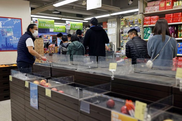 Hong Kong'da halk, toplu koronavirüs testi endişesiyle market raflarını boşalttı