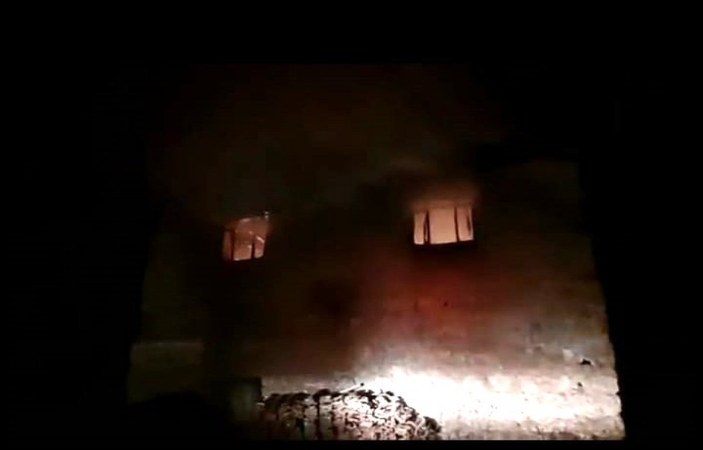 Afyonkarahisar'da 2 katlı ev alevler içinde yandı
