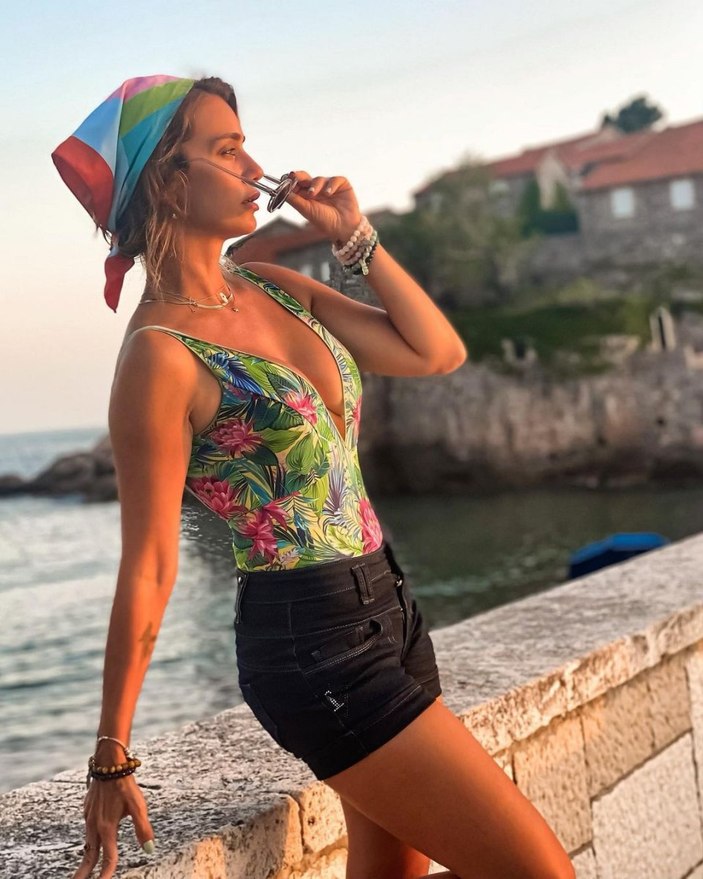 Kurtlar Vadisi'nin Savcı Leyla'sı göğüs ve bacak dekolteli pozlarıyla ortalığı yıktı! Bakan gözlerini alamadı