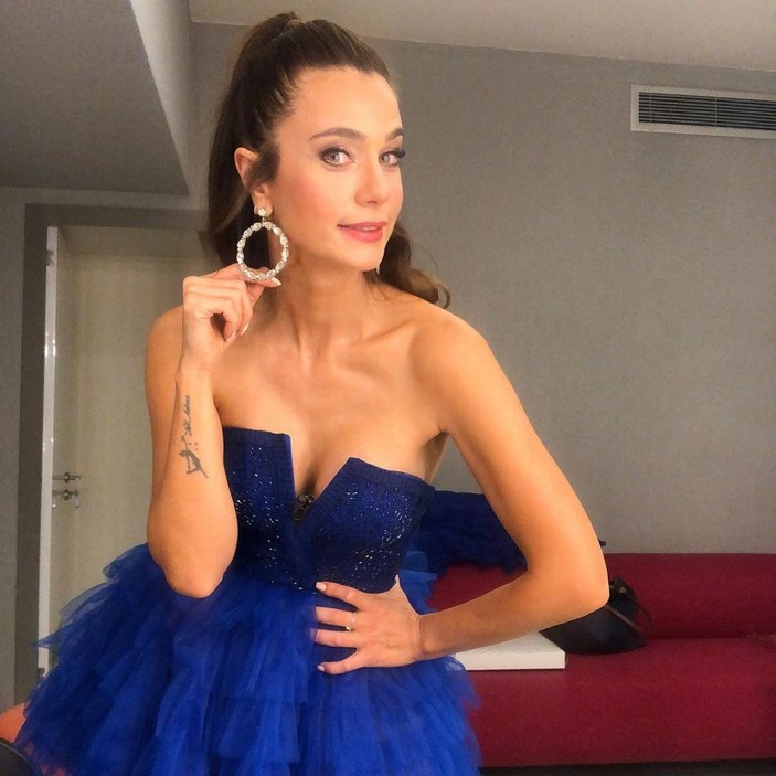 Kurtlar Vadisi'nin Savcı Leyla'sı göğüs ve bacak dekolteli pozlarıyla ortalığı yıktı! Bakan gözlerini alamadı