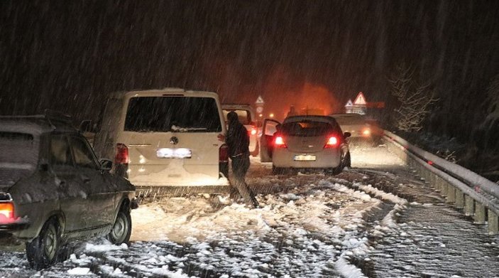 Denizli-Antalya kara yolu kar yağışı nedeniyle ulaşıma kapandı