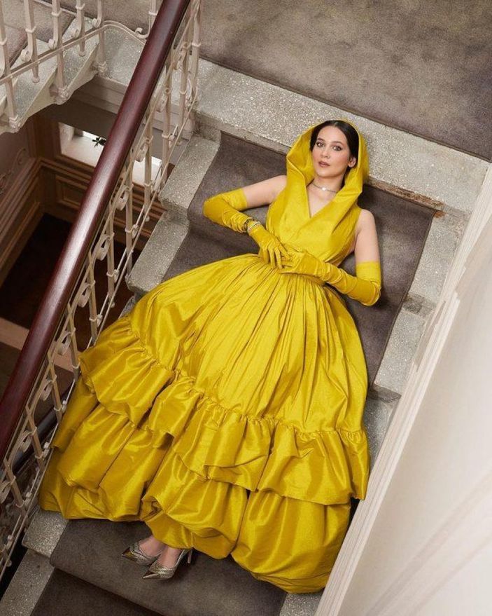 Gönül Dağı'nın Dilek'i sere serpe merdivene uzandı... O kareleri gören 'Taner kıskançlıktan çatladı' dedi!