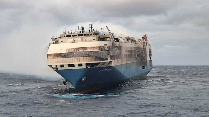 Atlas Okyanusu'nda 13 gündür sürüklenen lüks gemi battı