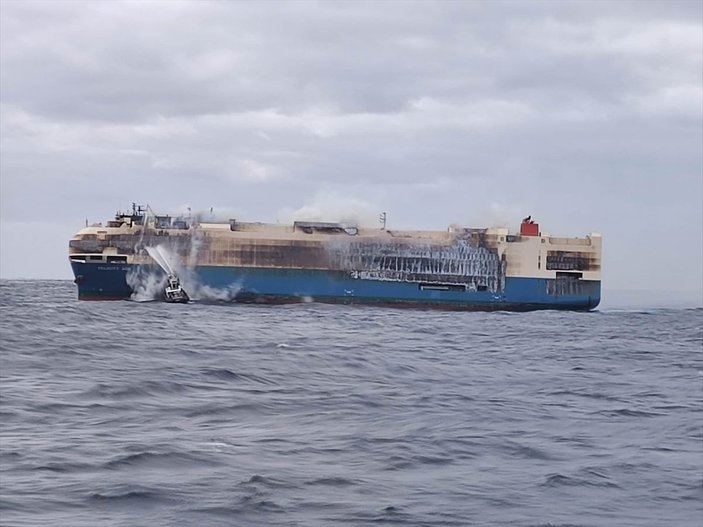 Atlas Okyanusu'nda 13 gündür sürüklenen lüks gemi battı