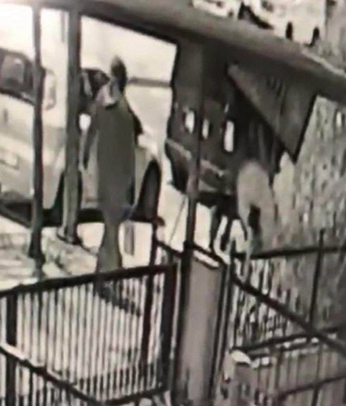 Denizli’de kadın kıyafeti giyip, eşinin otomobilini kundakladı