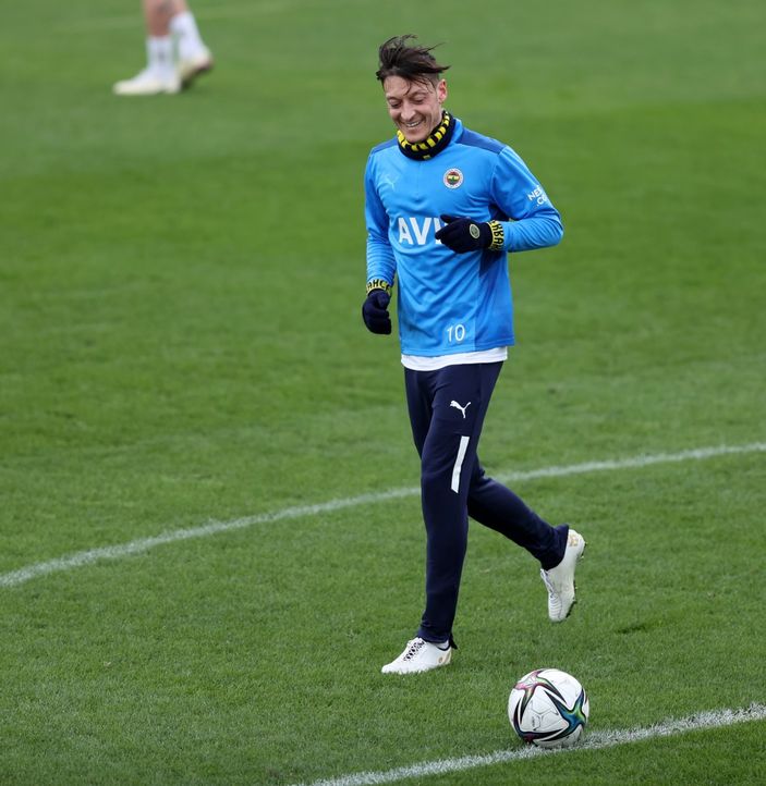 Mesut Özil takımla çalıştı