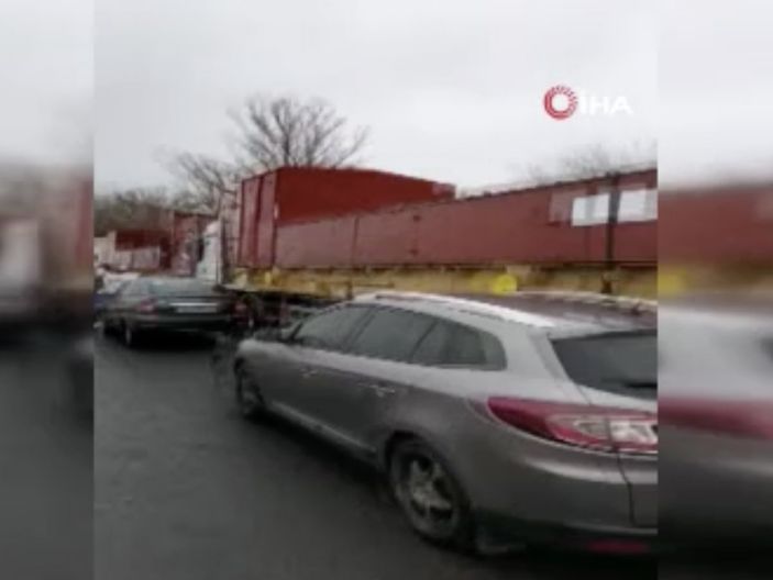 Ukrayna'dan kaçan Türk tır şoförleri Romanya sınırında mahsur kaldı