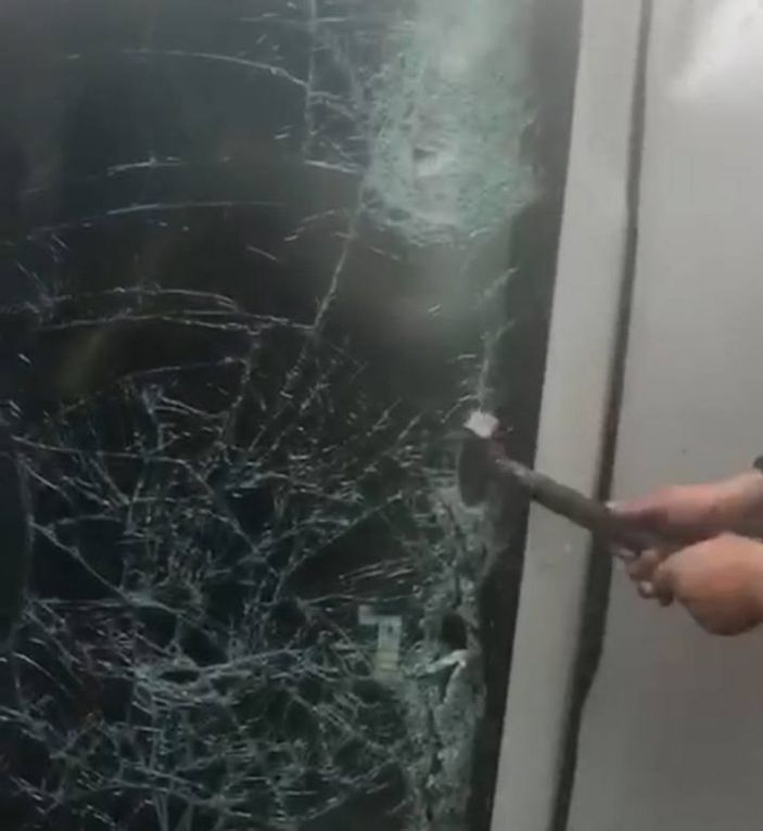 Mersin'de kamyon kabinine sıkışan 2 kişi kurtarıldı