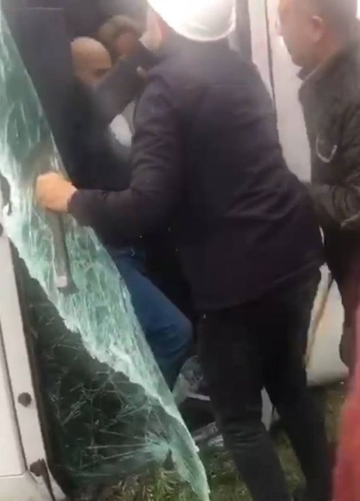 Mersin'de kamyon kabinine sıkışan 2 kişi kurtarıldı