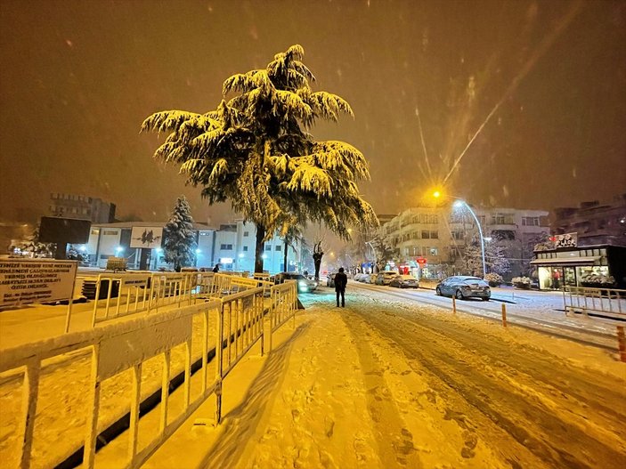 Isparta'da yoğun kar yağışı nedeniyle elektrik kesintisi yaşanıyor