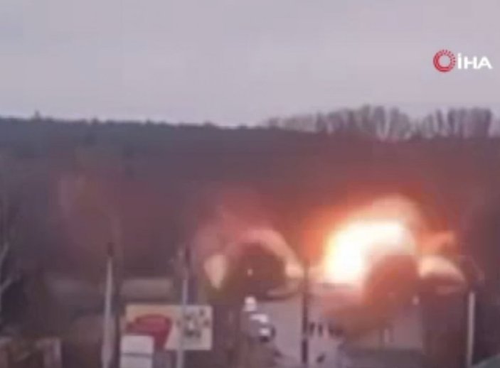 Rus ordusunun Kiev’e girişini önlenmek için köprüler yıkılıyor