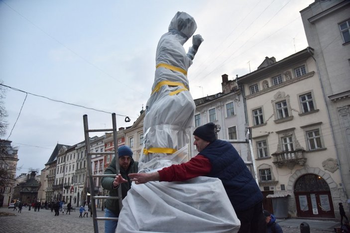 Lviv'de heykeller sarılarak korumaya alındı