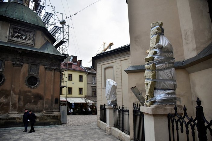 Lviv'de heykeller sarılarak korumaya alındı
