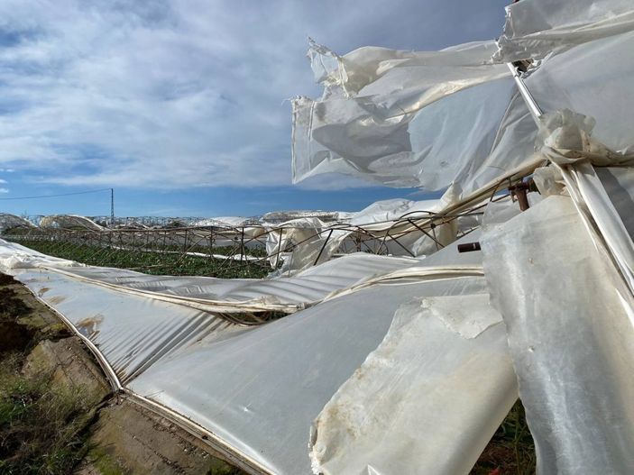 Antalya'yı hortum vurunca, serası hasar gören kadın gözyaşı döktü