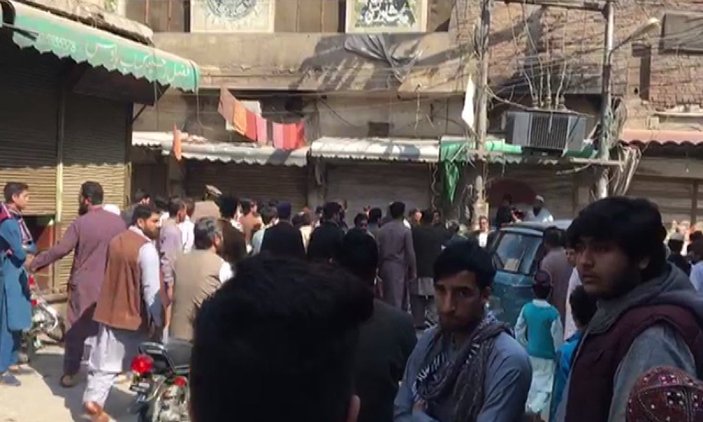 Pakistan'da camiye bombalı saldırı düzenlendi