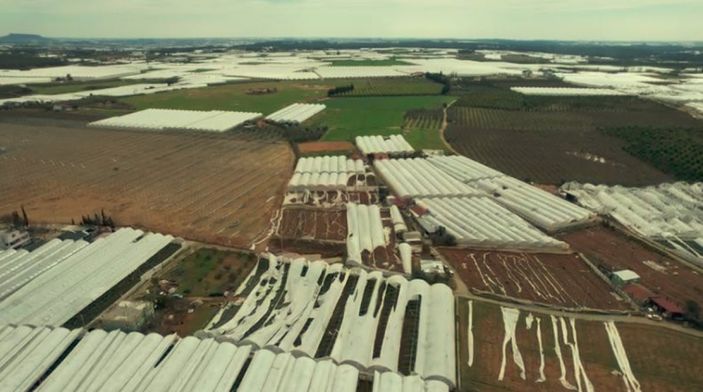 i Antalya'da hortum, seraları yerle bir etti