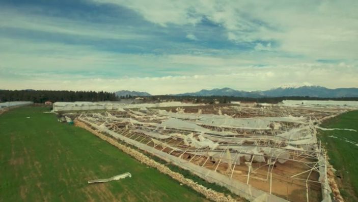 i Antalya'da hortum, seraları yerle bir etti