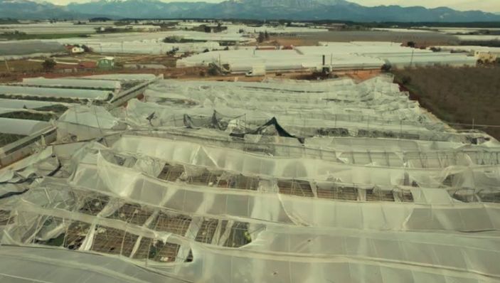 i Antalya'da hortum, seraları yerle bir etti