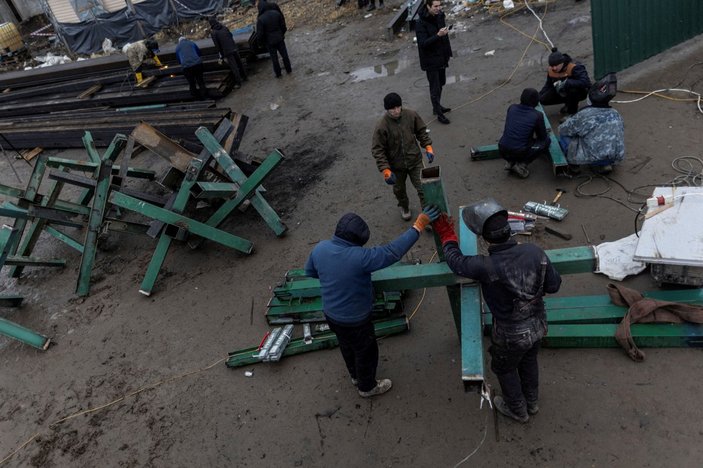 Ukrayna’da direniş: Hendekler kazılıyor, barikatlar kuruluyor