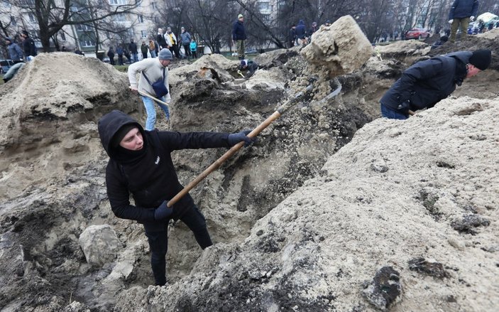Ukrayna’da direniş: Hendekler kazılıyor, barikatlar kuruluyor