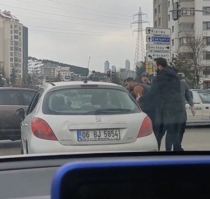 Ankara’da kendisini uyaran sürücüye çekiçle saldıran şahıs yakalandı