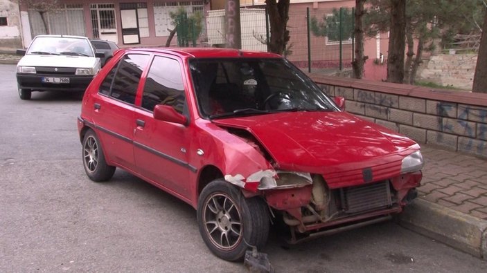 Maltepe'de kadın sürücü market önündeki otomobile çarptı