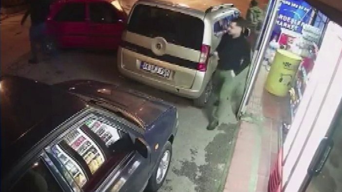Maltepe'de kadın sürücü market önündeki otomobile çarptı