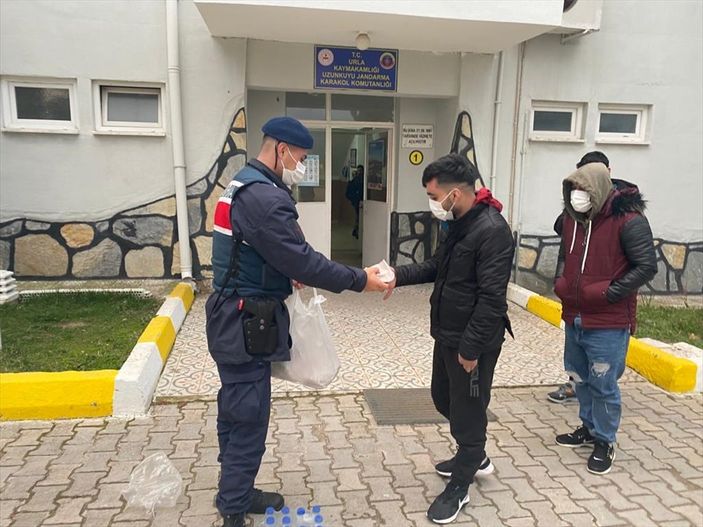 a İzmir'de 152 düzensiz göçmen yakalandı