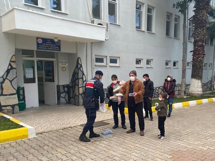 a İzmir'de 152 düzensiz göçmen yakalandı