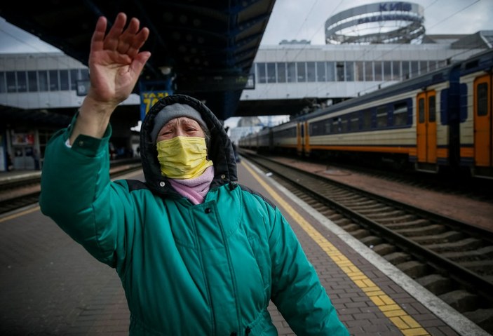 Binlerce Ukraynalı, Rusya'nın saldırdığı Kiev'den trenlerle kaçtı