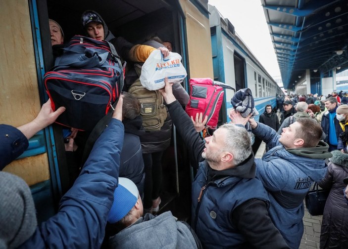 Binlerce Ukraynalı, Rusya'nın saldırdığı Kiev'den trenlerle kaçtı