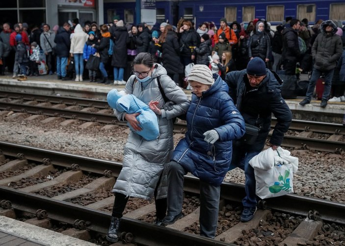 Binlerce Ukraynalı, Rusya'nın saldırdığı Kiev'den trenlerle kaçtı