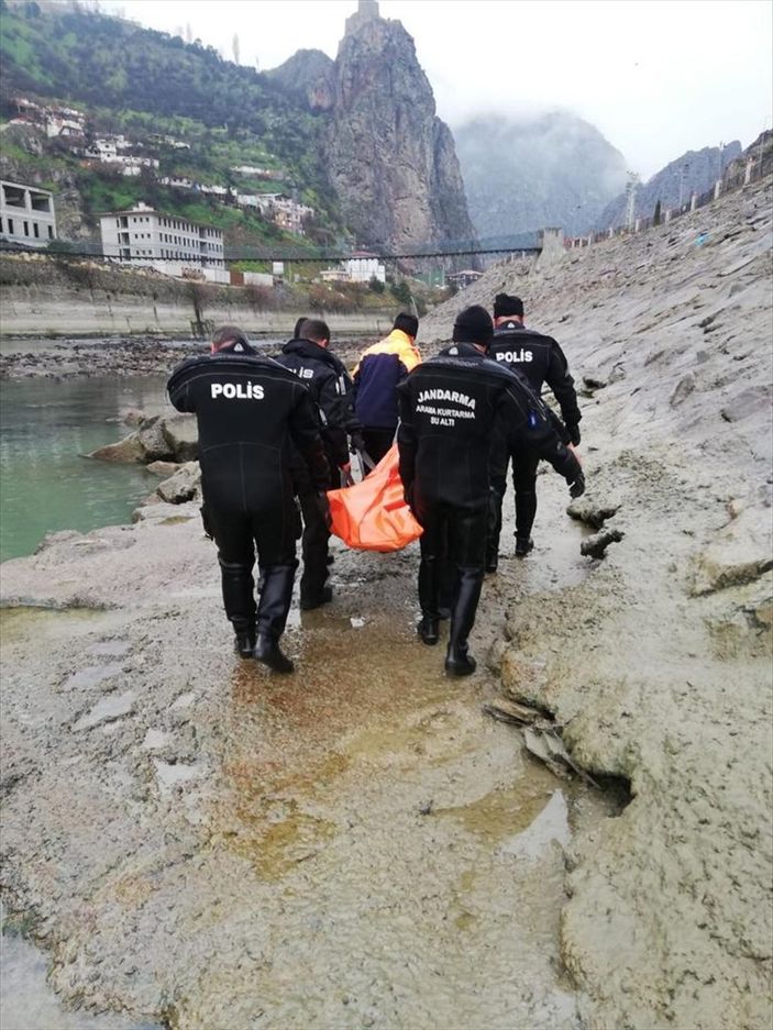 Artvin'de nehre düşen tırın şoförü cansız bulundu