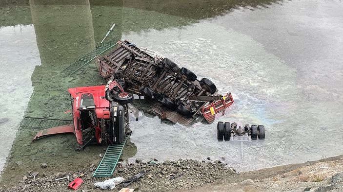 Artvin'de nehre düşen tırın şoförü cansız bulundu