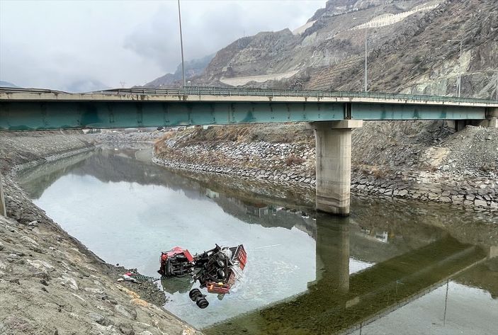Artvin'de nehre düşen tırın şoförü cansız bulundu
