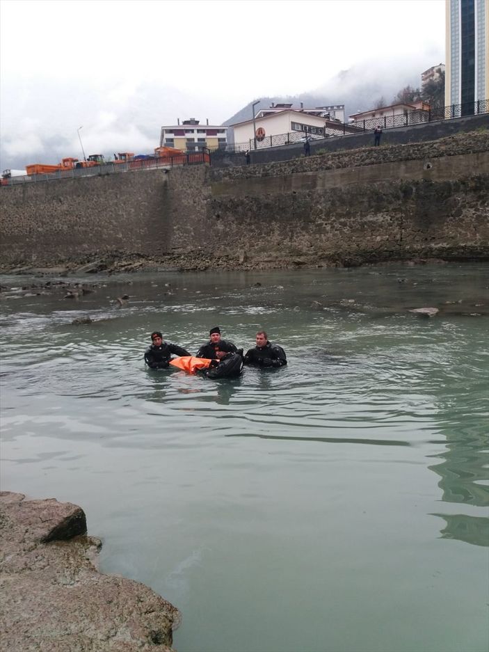 Artvin'de nehre düşen tırın şoförü cansız bulundu