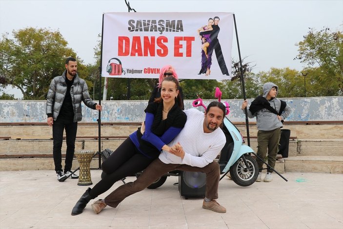 Adana'da Rusya-Ukrayna savaşına danslı protesto