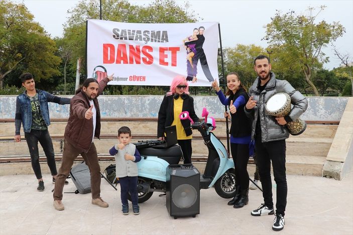 Adana'da Rusya-Ukrayna savaşına danslı protesto