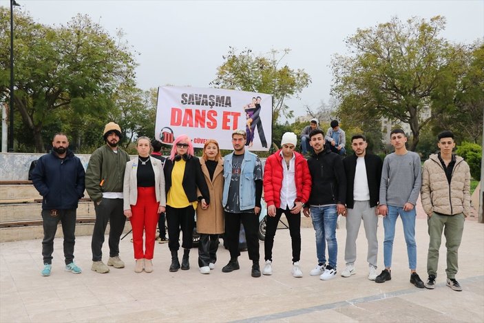 Adana'da Rusya-Ukrayna savaşına danslı protesto