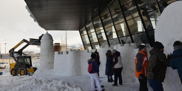 Erzurum’da, TOGG ve milli muharip uçağın kardan heykelini yaptılar