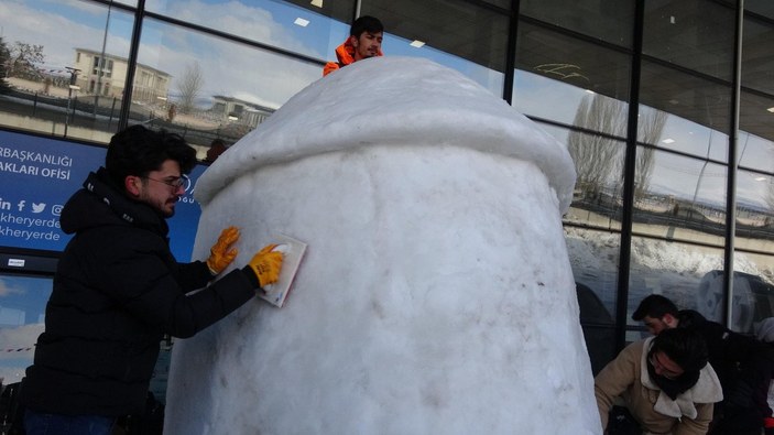 Erzurum’da, TOGG ve milli muharip uçağın kardan heykelini yaptılar