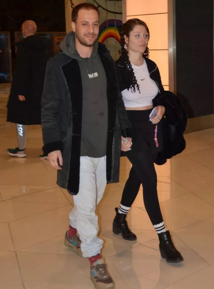 Diriliş Ertuğrul Gündoğdu Bey'in kendisinden 17 yaş küçük sevgilisine bakın! Göğüs dekolteli pozları olay...