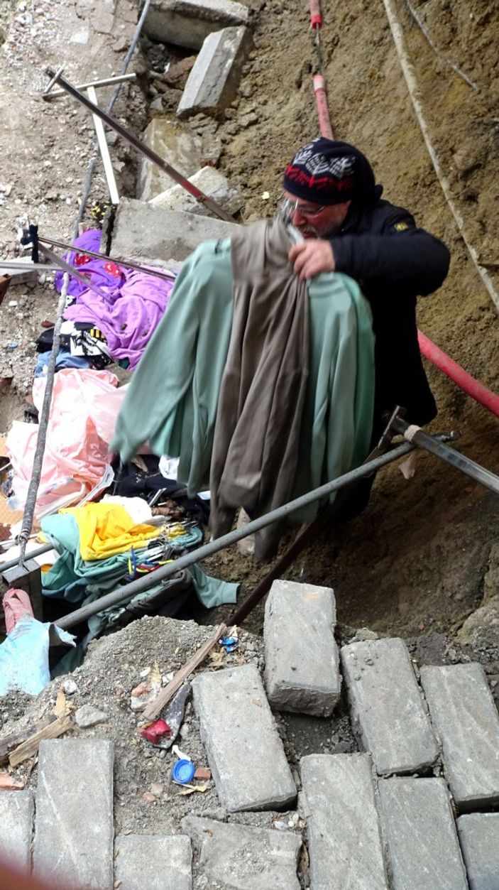 Avcılar'da, semt pazarında kaldırım çöktü