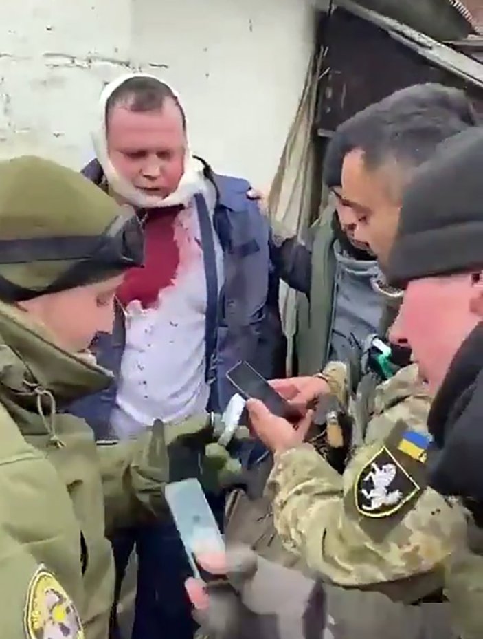 Suriye'de sivilleri bombalayan Rus pilotun Ukrayna'da yakalandığı anlar