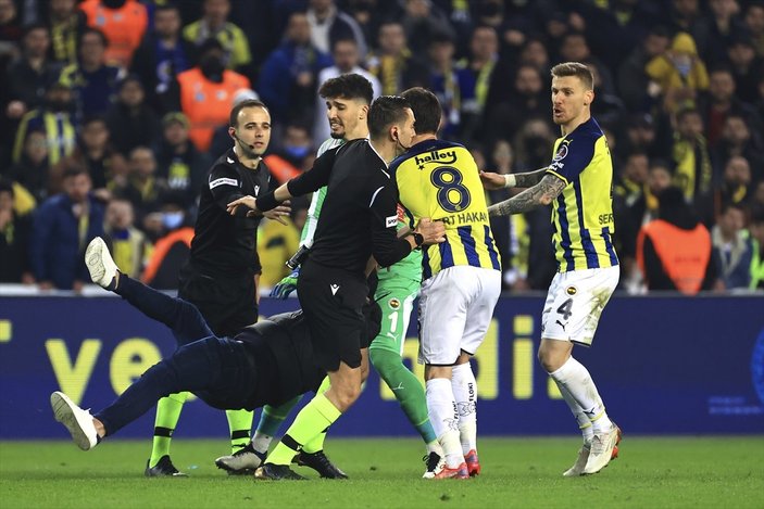 Fenerbahçe Trabzonspor maçında sahaya yabancı maddeler atıldı