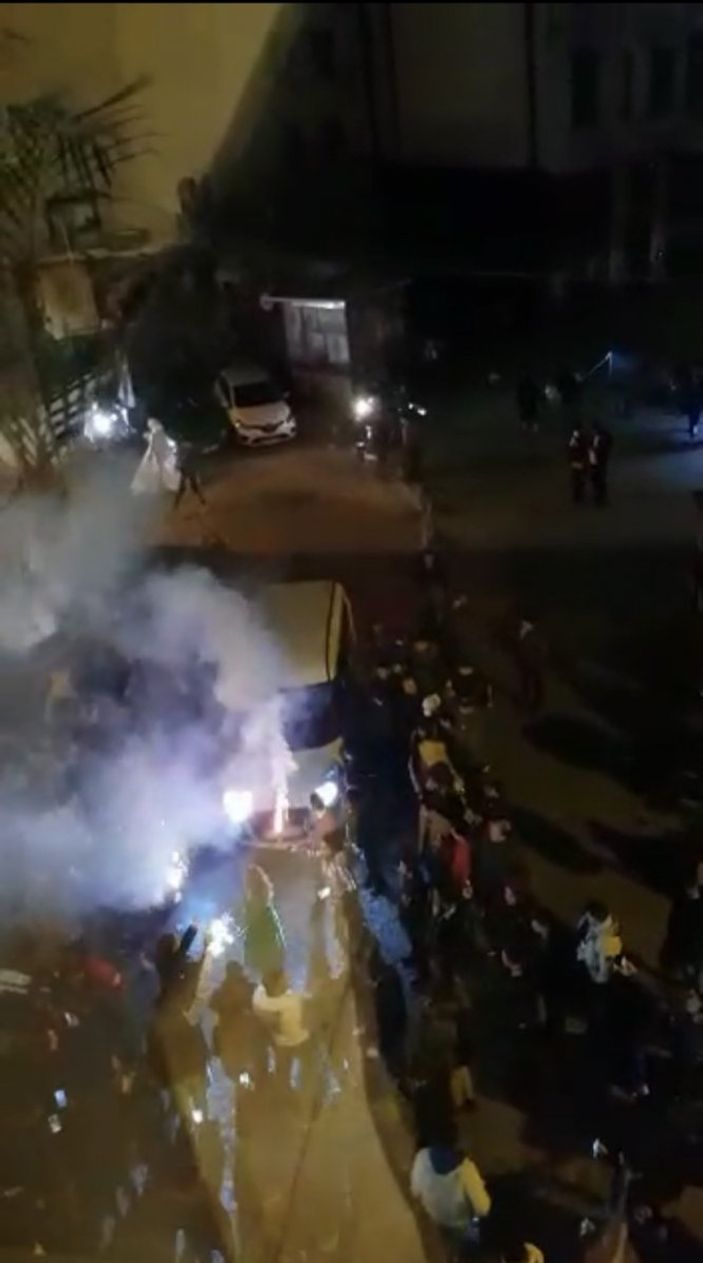 i Beyoğlu'nda yol kapatıp meşale yakan magandalar kamerada