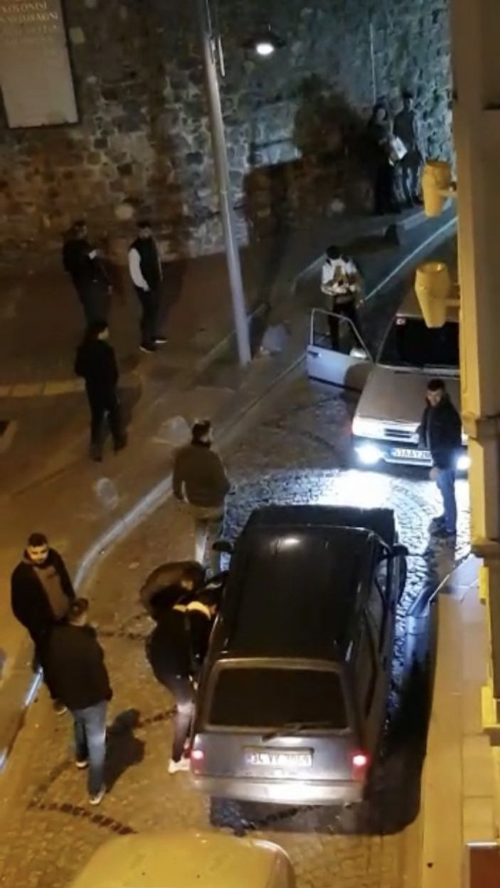 i Beyoğlu'nda yol kapatıp meşale yakan magandalar kamerada