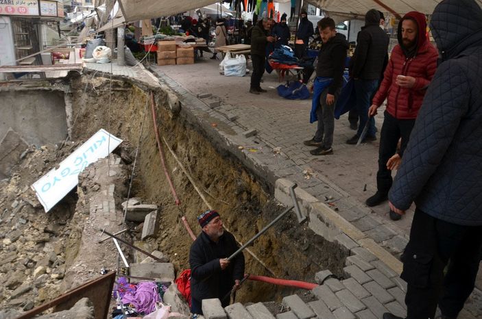 Avcılar'da, semt pazarında kaldırım çöktü