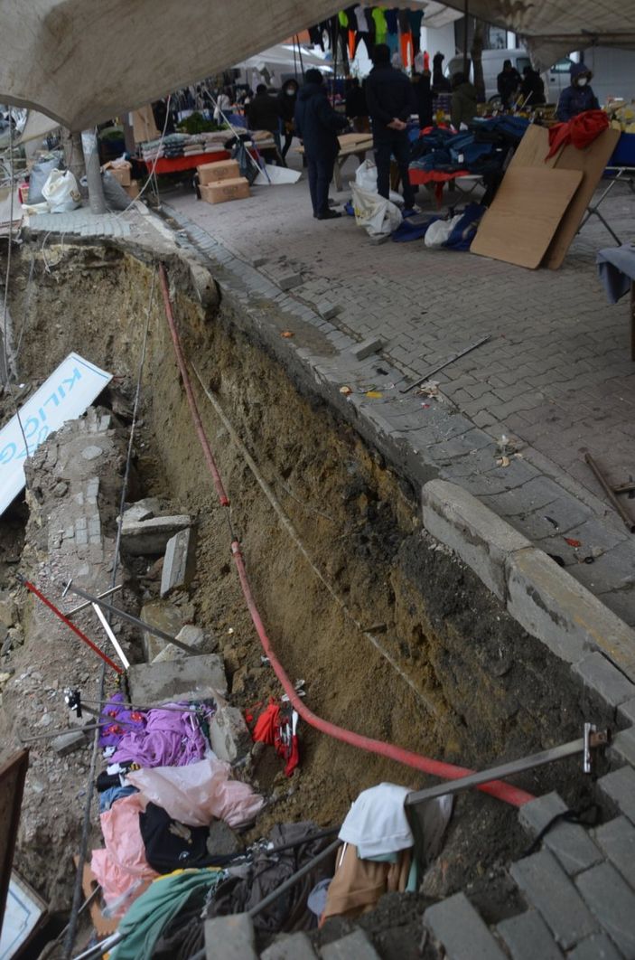 Avcılar'da, semt pazarında kaldırım çöktü