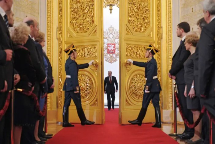 Vakanüvis, Zelensky ve Putin'in devlet başkanlığına giden sürecini yazdı